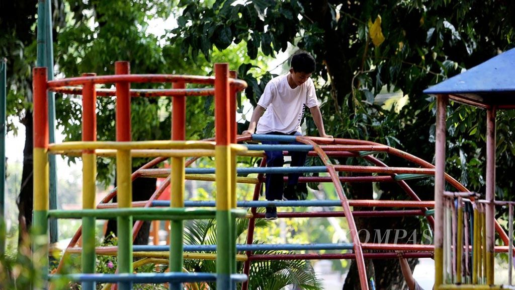 Anak-anak bermain di salah satu ruang publik terpadu ramah anak di Jakarta Pusat, Selasa (22/10/2019). Berdasarkan hasil penelitian Yayasan Nexus3 dan IPEN, 70 persen dari 115 alat bermain yang tersebar di 32 taman bermain di DKI Jakarta memiliki kadar timbal melebihi ambang batas yang ditetapkan Organisasi Kesehatan Dunia (WHO).