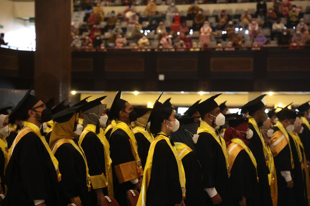 Wisudawan mengucapkan janji setelah diwisuda dalam upacara Wisuda Program Pascasarjana Periode IV UGM di Gedung Grha Sabha Pramana UGM, Yogyakarta, Rabu (20/7/2022). Wisudawan periode ini terdiri dari 535 orang lulusan program magister (S-2), 47 orang lulusan program spesialis, 1 orang lulusan program subspesialis, dan 33 orang lulusan program doktor (S-3). 