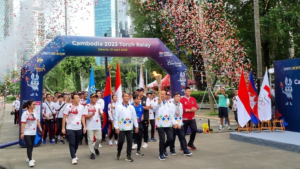 Konfeti diempaskan ketika pawai obor SEA Games 2023 Kamboja dimulai, di Jakarta, Sabtu (1/4/2023). Pawai ini dimulai dari depan kaldron api Gelora Bung Karno.