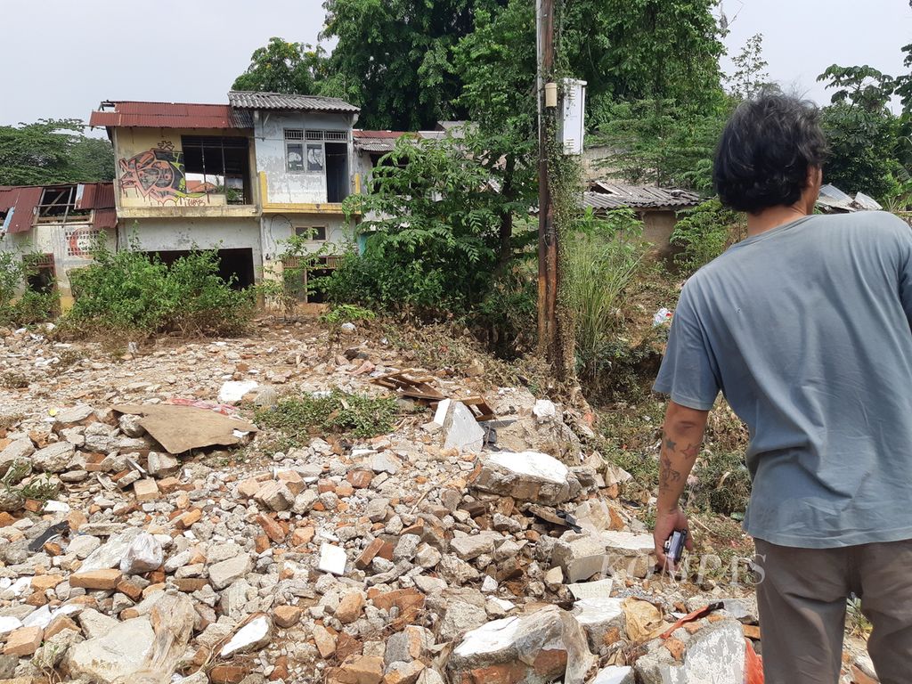 Ferdi (40), warga Kelurahan Rawajati, Kecamatan Pancoran, Jakarta Selatan, Rabu (8/11/2023), menunjukkan rumah yang telah digusur untuk normalisasi.