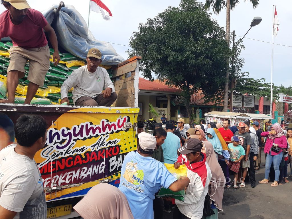 Warga mengantre untuk membeli beras dalam operasi pasar murah di Balai Desa Lurah, Kecamatan Plumbon, Kabupaten Cirebon, Jawa Barat, Senin (26/2/2024).