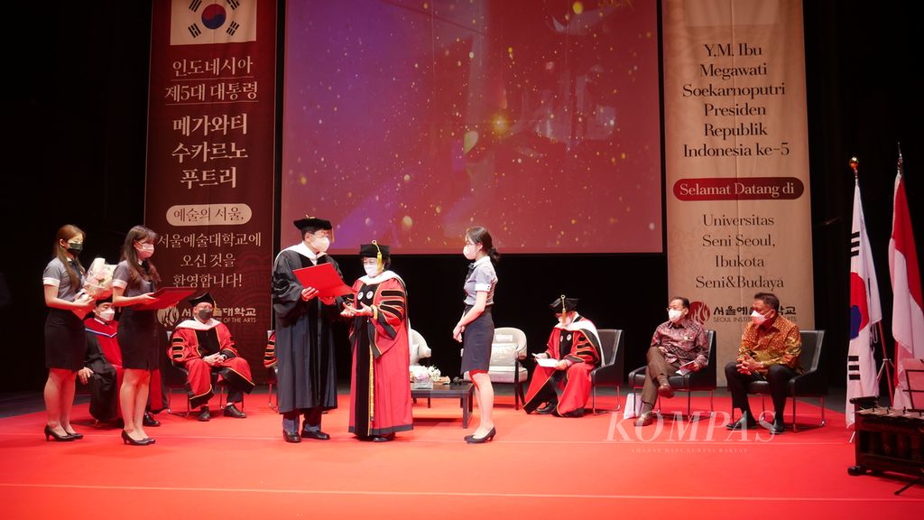 Penghargaan gelar profesor kehormatan tertinggi dari Seoul Institute of The Arts (SIA) diberikan Presiden SIA, Nam Sik Lee (berdiri ketiga dari kiri) kepada Presiden ke-5 RI Megawati Soekarnoputri (berdiri kedua dari kanan) di kampus SIA di Seoul, Korea Selatan, Rabu (11/5/2022). 