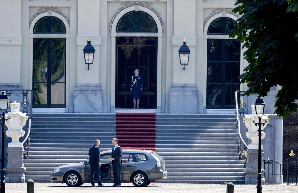 Perdana Menteri sementara Belanda Mark Rutte (kanan, bawah) meninggalkan Istana Huis ten Bosch di Den Haag, Belanda, setelah setelah menyerahkan surat pengunduran dirinya kepada Raja Willem-Alexander, Sabtu (8/7/2023). 