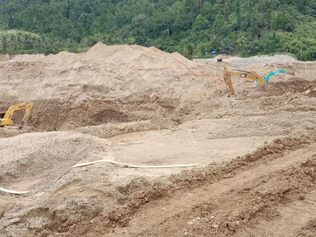 Beberapa ekskavator dioperasikan di lokasi tambang emas tanpa izin di kawasan Cagar Alam Panua, Pohuwato, Gorontalo. 