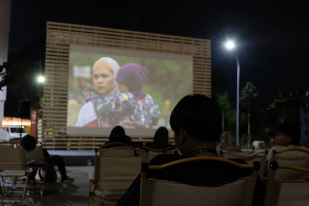 Audiens menonton film dari Filipina yang berjudul "Mindanao" di Taman Ismail Marzuki, Jakarta pada Selasa (10/10/2023). Film ini adalah satu dari 75 film yang ditampilkan pada Madani International Film Festival (MIFF) 2023. Adapun MIFF 2023 menampilkan film-film dari 26 negara, antara lain Iran, Perancis, Palestina, Filipina, Jepang, Indonesia, dan Austria. MIFF 2023 berlangsung pada 7-12 Oktober 2023.