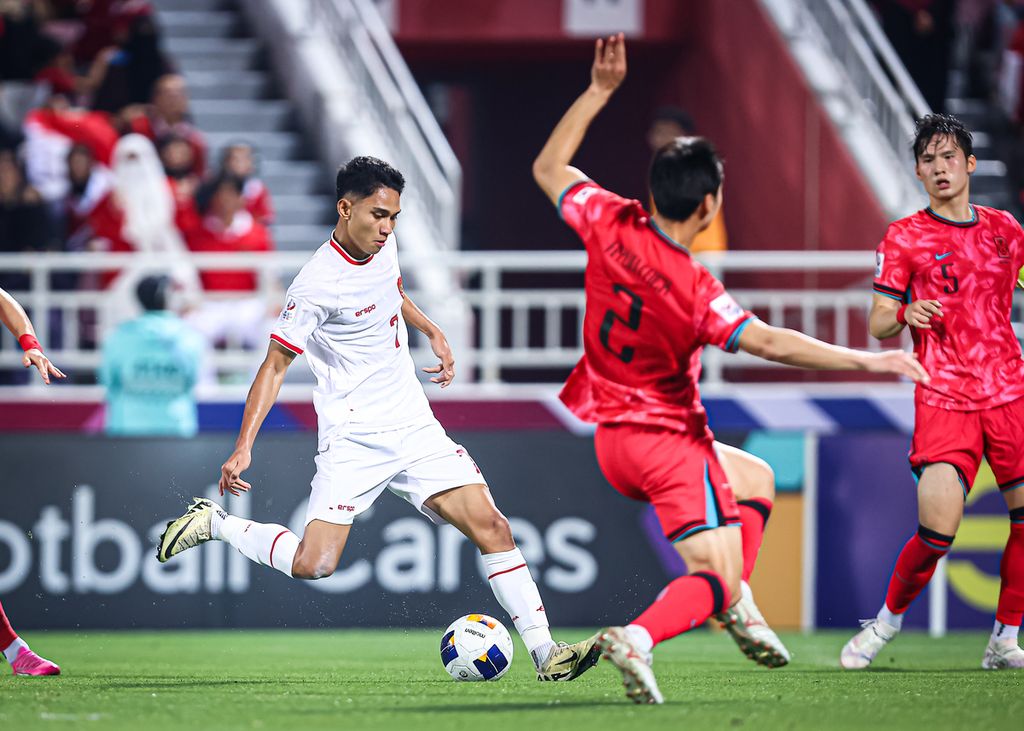 Indonesian player, Marselino Ferdinan (left), attempts to pass South Korean player, Cho Hyun-taek, during the quarter-final match of the 2024 AFC U-23 Cup at Abdullah bin Khalifa Stadium, Doha, Qatar, on Friday (26/4/2024). Indonesia defeated South Korea and advanced to the semi-finals.