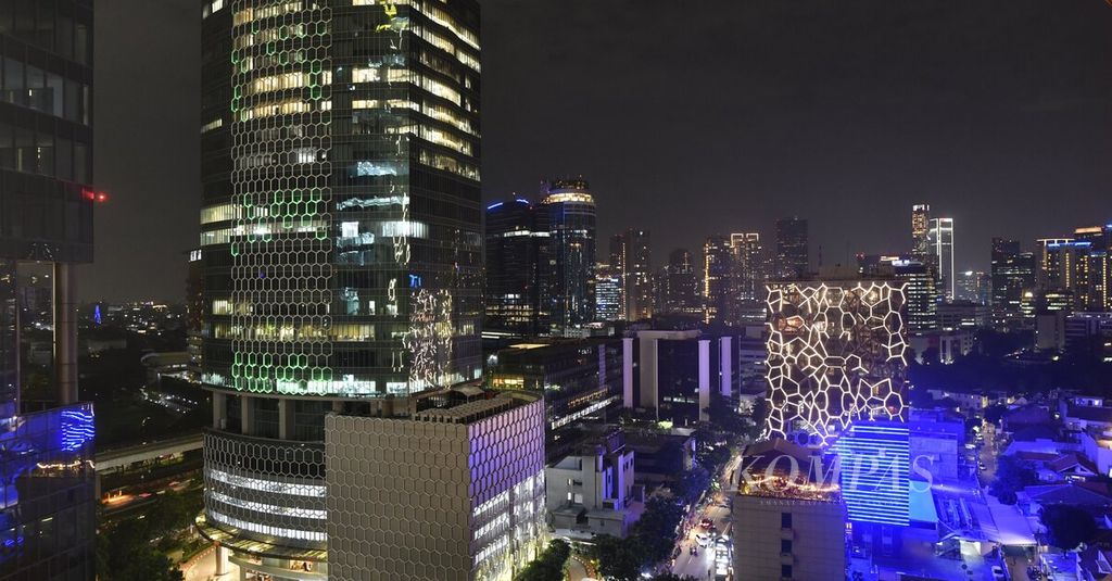 View of multi-storey buildings in Jakarta, Wednesday (18/1/2023) evening. Global economic conditions in 2023 are predicted to be full of uncertainties. 