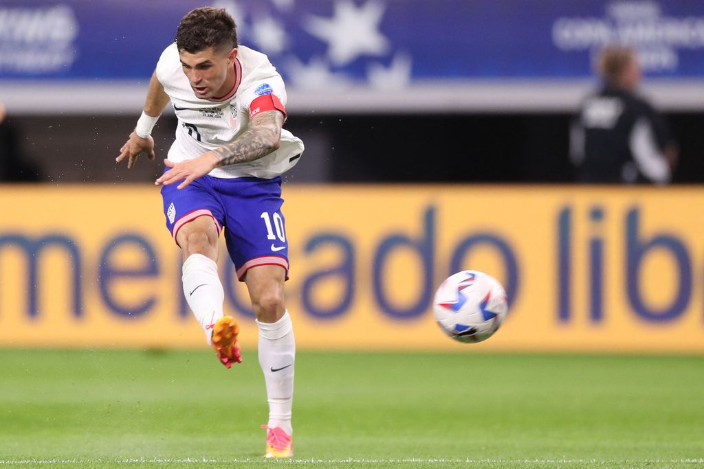 Pemain Amerika Serikat, Christian Pulisic, menendang bola dalam pertandingan Grup C Copa America di Stadion AT&amp;T di Arlington, Texas, Senin (24/6/2024) pagi WIB. Amerika Serikat mengalahkan Bolivia, 2-0. 