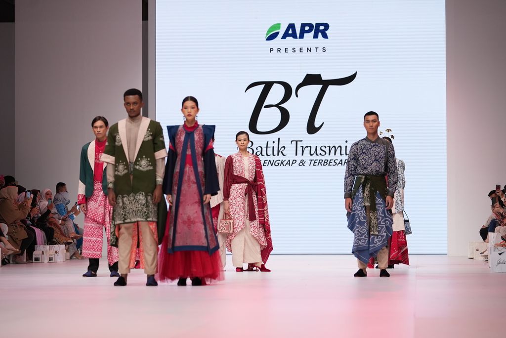 Koleksi Batik Trusmi dengan dukungan Asia Pacific Rayon (APR) saat ditampilkan di Jakarta Fashion Week, Minggu (30/10/2022).