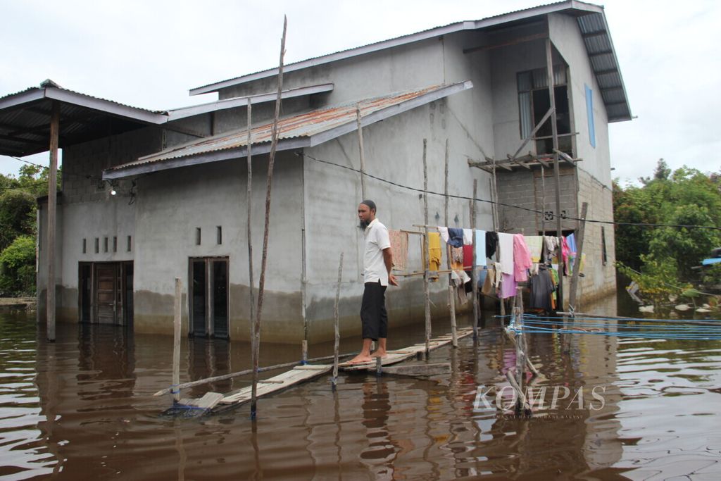 Warga terdampak banjir di Kecamatan Sintang, Kabupaten Sintang, Kalimantan Barat, akhir Oktober 2021. Banjir di Sintang belum surut. 