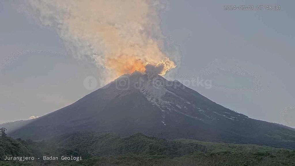 Gunung Merapi saat memuntahkan awan panas guguran pada Senin (1/7/2024) pukul 07.47 WIB. Gunung di perbatasan Jawa Tengah-DI Yogyakarta itu masih terus erupsi, yang telah berlangsung sejak 4 Januari 2021 atau 3,5 tahun lalu.