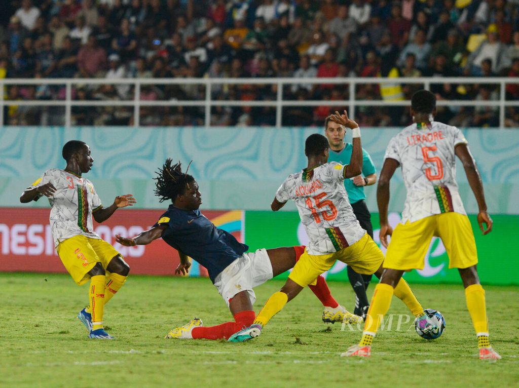 Pemain Perancis, Fode Sylla (kiri), saat berusaha merebut bola dari kaki pemain Mali, Baye Coulibaly, pada laga Piala Dunia U-17 2023 di Stadion Manahan, Kota Surakarta, Selasa (28/11/2023). Perancis memastikan diri melaju ke babak final setelah mengalahkan Mali dengan skor 2-1. 