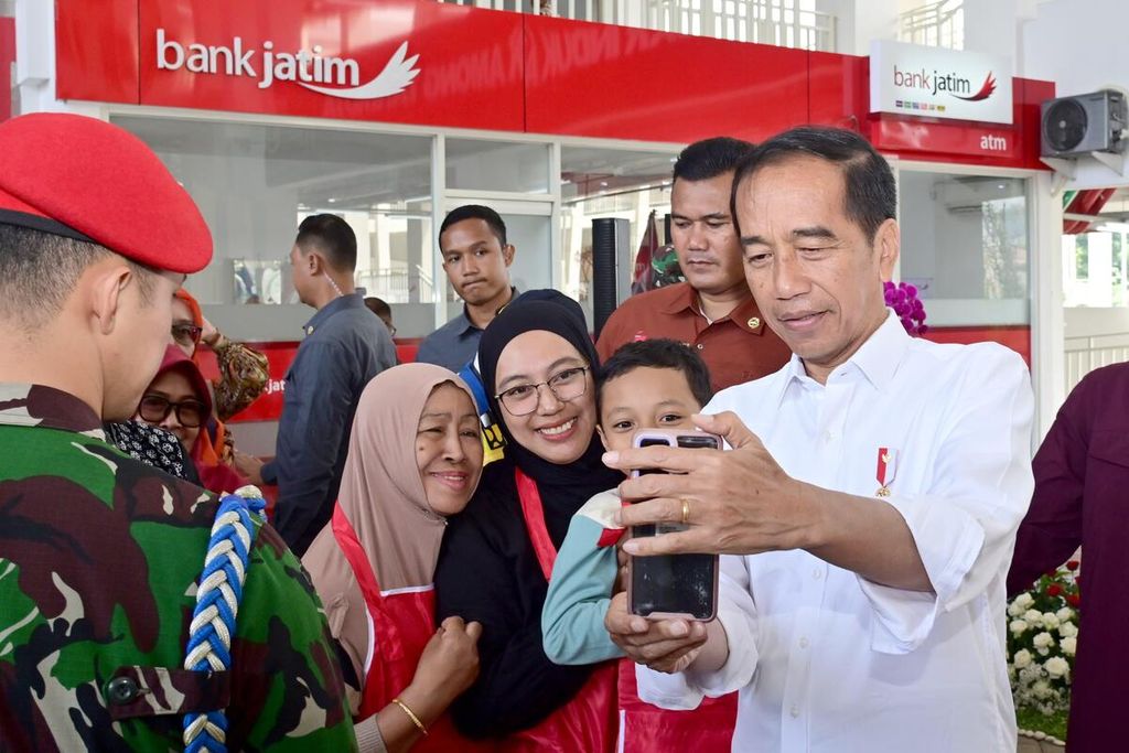 Presiden Joko Widodo berfoto bersama para pedagang seusai meresmikan Pasar Induk Among Tani Kota Batu, Jawa Timur, Kamis (14/12/2023).