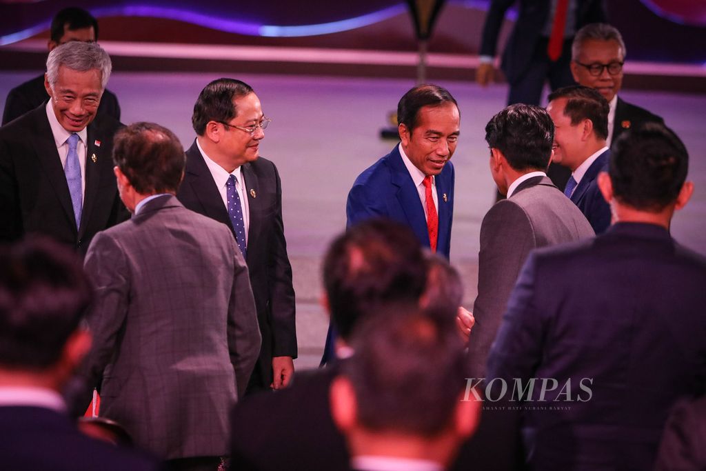 Presiden RI Joko Widodo menyalami para pemimpin negara anggota ASEAN seusai seremoni penutupan KTT ke-43 ASEAN di Jakarta, Kamis (7/9/2023). Indonesia resmi menyerahkan keketuaan ASEAN 2024 ke Laos. 