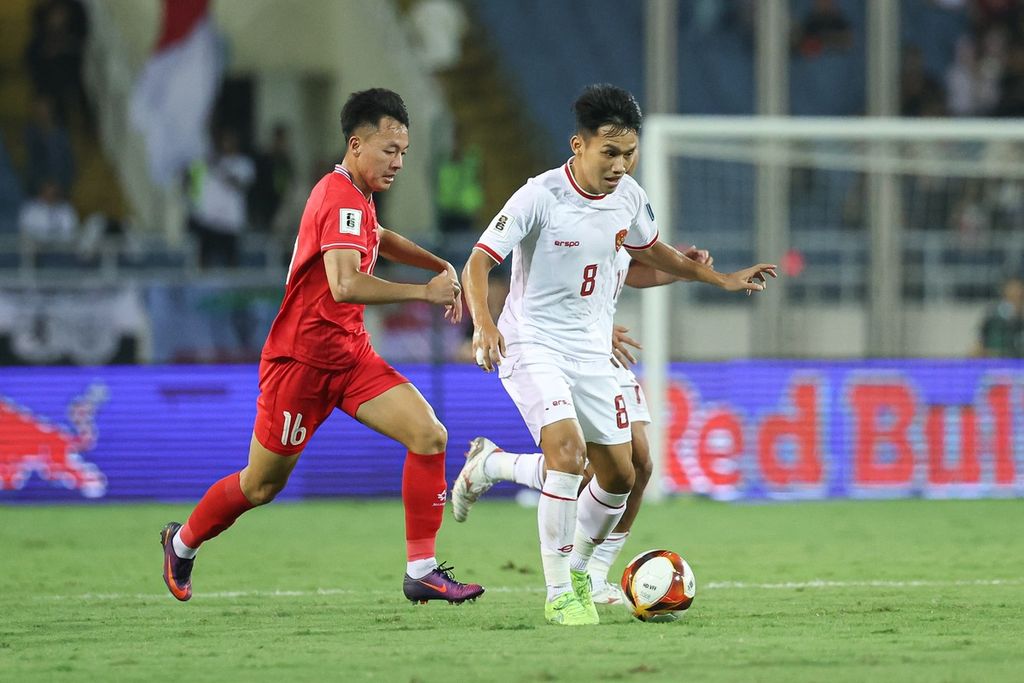 Gelandang Indonesia, Witan Sulaeman (kanan), berebut bola dengan pemain Vietnam pada laga kualifikasi Piala Dunia 2026 di Stadion My Dinh, Hanoi, Selasa (26/3/2024). Indonesia memenangi laga dengan skor 3-0.