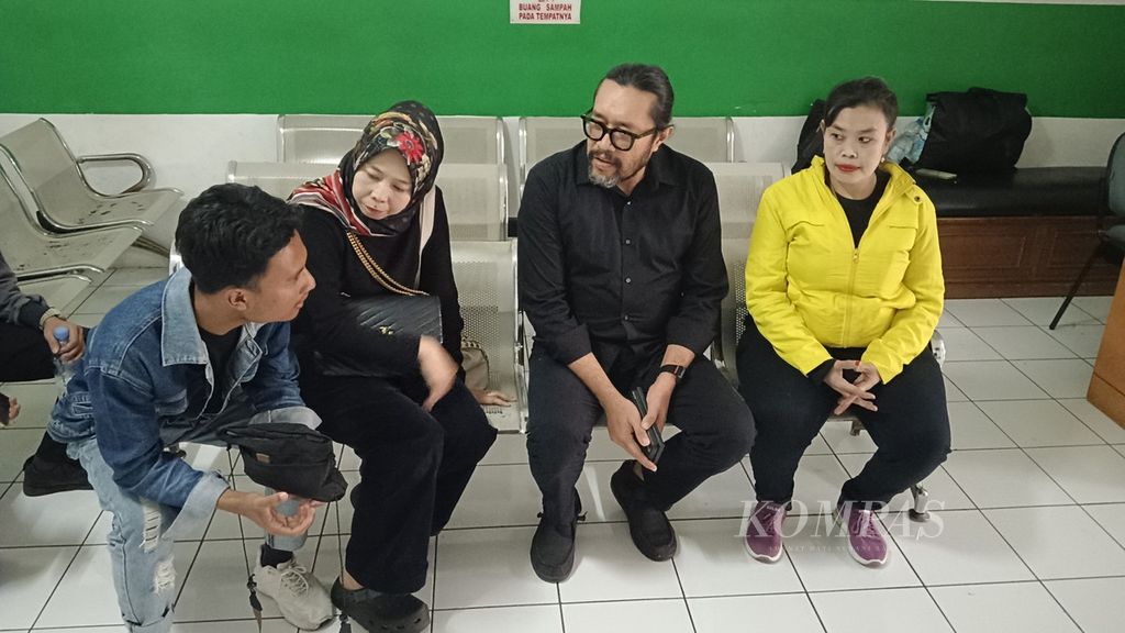 Anggota DPR dan Ketua DPD PDI Perjuangan Jawa Barat Ono Surono (kedua dari kanan) bertemu dengan kerabat dan teman dari Andi Andriana di Rumah Sakit Mata Cicendo, Kota Bandung, Jabar, Sabtu (24/8/2024). Andi mengalami luka berat di mata bagian kiri karena terkena lemparan batu saat berunjuk rasa menolak revisi UU Pilkada di depan Kantor DPRD Jabar, Kamis (22/8/2024).