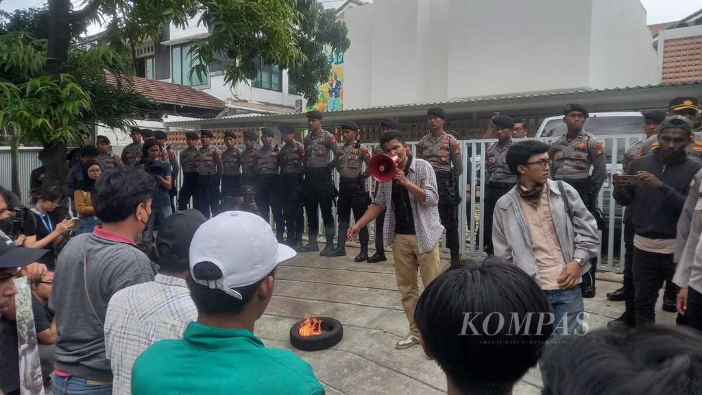 Koordinator lapangan demonstran yang mengatasnamakan Forum Masyarakat Pemuda Mahasiswa Timur Cinta NKRI Abdul Aziz Fadirubun (kiri) berorasi di depan kantor Indonesia Corruption Watch (ICW) yang berlokasi di Kalibata, Jakarta Selatan, Senin (26/2/2024). 