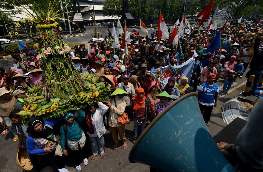 Aktivis dan petani menggelar aksi solidaritas dalam rangka peringatan Hari Tani Nasional, Selasa (6/10/2015), di depan Kantor Kejaksaan Tinggi Negeri Jawa Tengah, Kota Semarang. Mereka menuntut penyelesaian persoalan hukum, seperti kasus korupsi yang merugikan petani, konflik agraria, dan kesejahteraan petani.