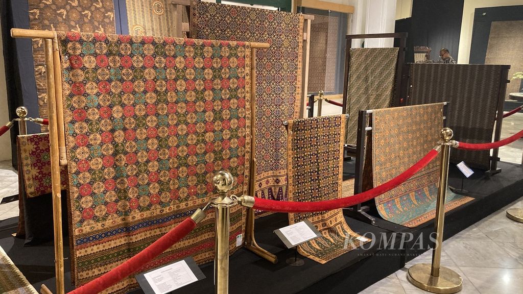 Sebanyak 80 kain batik nitik dipamerkan di Museum Tekstil, Jakarta, Rabu (12/10/2022). Kain ini ditunjukkan pada Pameran Batik Nitik yang berlangsung mulai 12 Oktober 2022 hingga 12 November 2022.