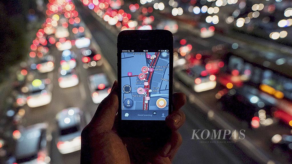 Aplikasi dalam jaringan tentang kondisi lalu lintas menjadi kebutuhan utama warga urban di Jakarta yang macet, seperti terlihat pada  Jumat (12/5).