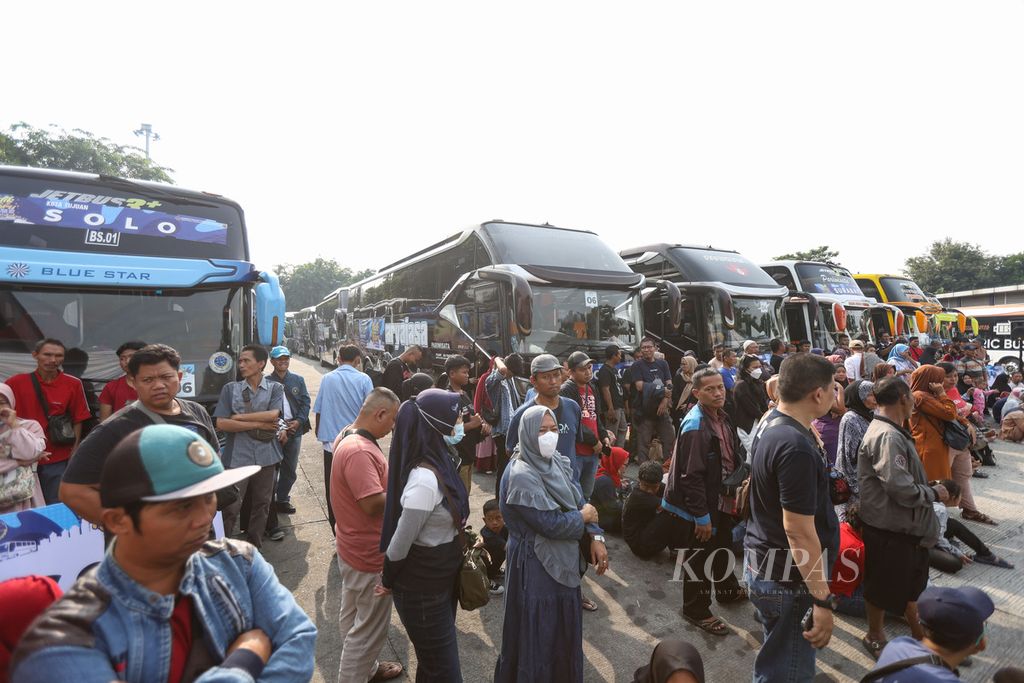 Para pemudik menunggu bus berangkat di Terminal Kampung Rambutan, Jakarta, Sabtu (23/12/2023). Kementerian Perhubungan menggelar program mudik gratis masa angkutan Natal 2023 dan Tahun Baru 2024. 