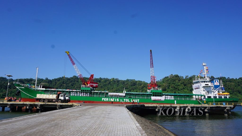 KM Bintan Utama akan memulai pelayaran perdana tol laut selatan Jawa di Pelabuhan Tanjung Intan, Cilacap, Jawa Tengah, Rabu (9/5/2018). Kapal dengan kapasitas 4.200 ton ini memiliki rute Cilacap-Banyuwangi-Celukan Bawang (Bali) pergi-pulang.
