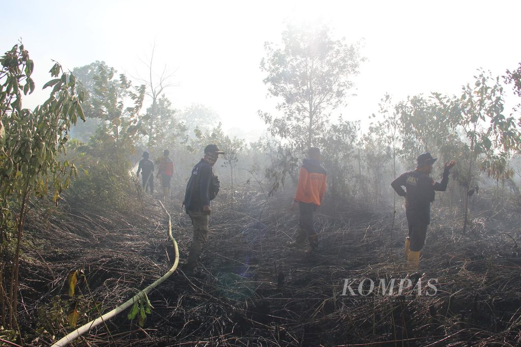 Pemadaman kebakaran lahan gambut di Sungai Raya Dalam, Kecamatan Sungai Raya, Kabupaten Kubu Raya, Kalimantan Barat, Jumat (10/2/2023).