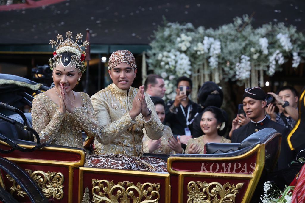 Pasangan pengantin Kaesang Pangarep dan Erina Gudono menaiki kereta yang ditarik kuda seusai menjalani upacara pernikahan di Pendopo Agung Ambarrukmo, Sleman, DI Yogyakarta, Sabtu (10/9/2022). Pernikahan mereka keesokan harinya akan dirayakan di Surakarta yang merupakan tempat asal Kaesang.