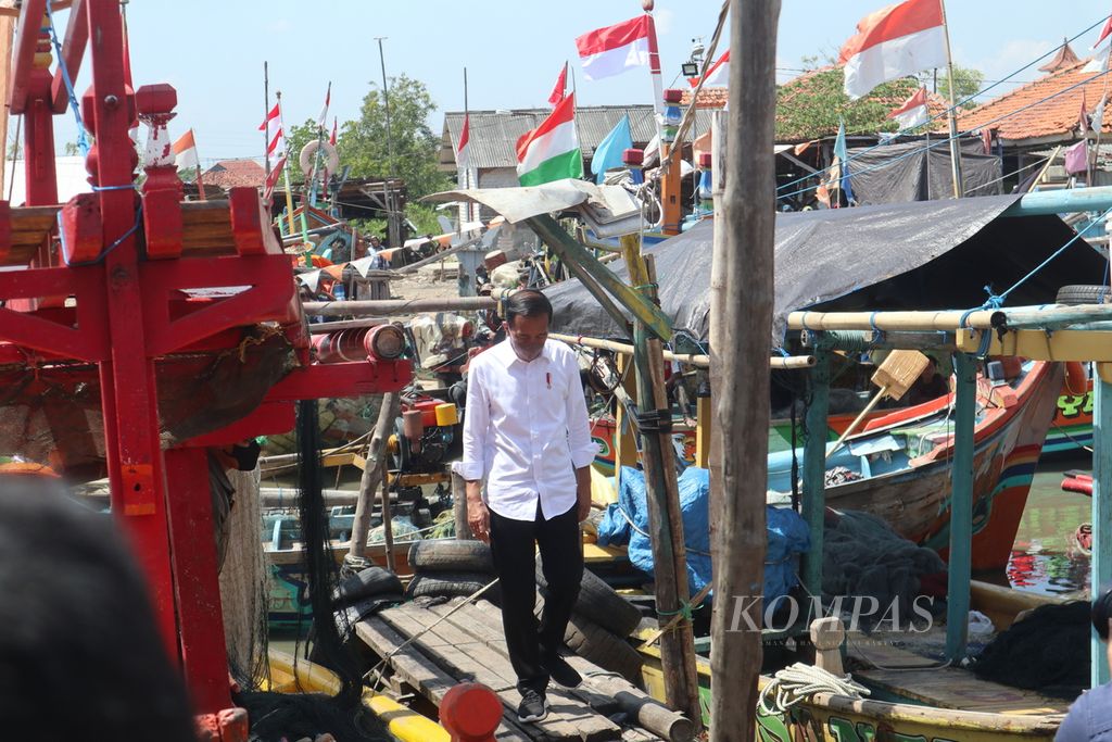Presiden Joko Widodo mengunjungi kampung nelayan di Desa Bandengan, Kecamatan Mundu, Kabupaten Cirebon, Jawa Barat, Rabu (13/4/2022). 
