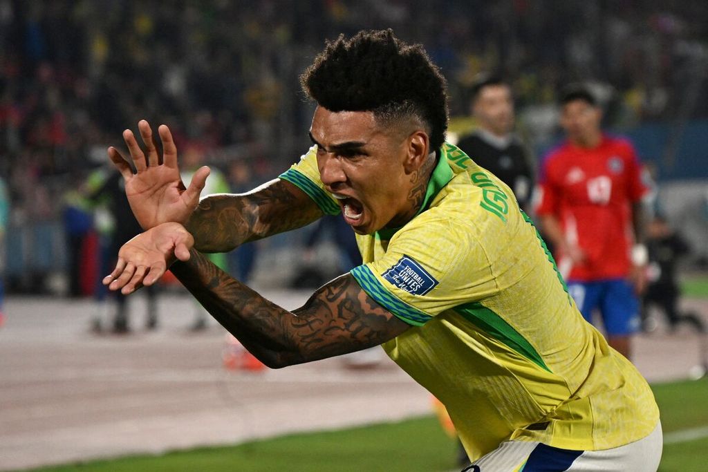 Penyerang Brasil, Igor Jesus, merayakan gol ke gawang Chile pada laga Kualifikasi Piala Dunia 2026 di Santiago, Chile, Jumat (11/10/2024) pagi WIB. Brasil menang dengan skor 2-1. 