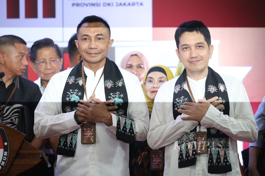 Foto bersama bakal calon gubernur dan wakil gubernur DKI Jakarta, Dharma Pongrekun dan Kun Wardana, melakukan konferensi pers seusai mendaftarkan diri untuk Pilkada 2024 di KPU DKI Jakarta, Kamis (29/8/2024). 