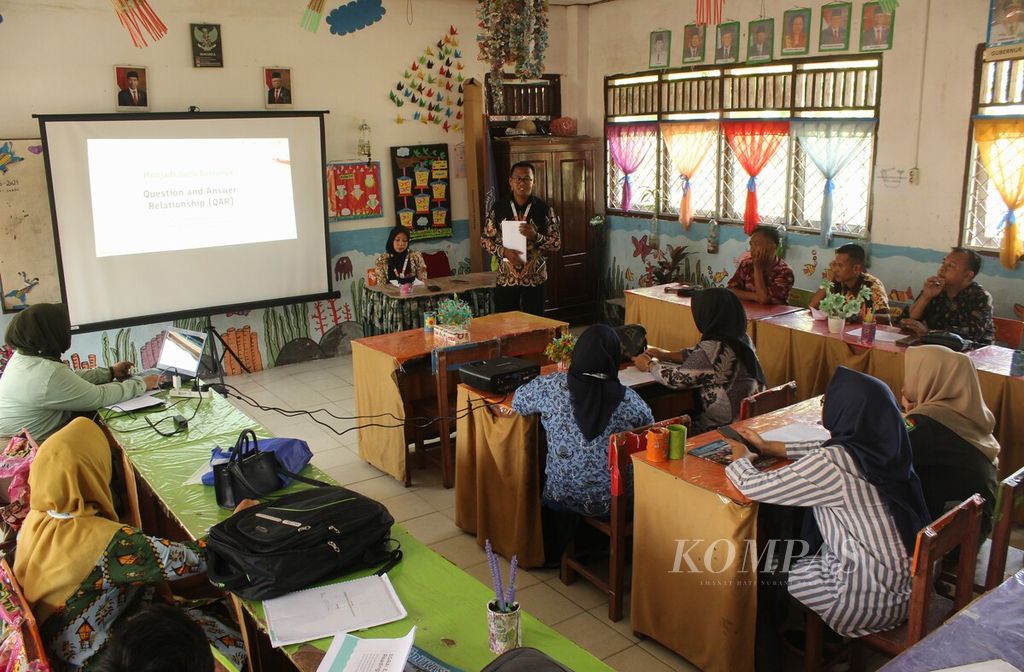 Suasana kelas Tastaba (Pemberantasan Buta Membaca) terkait strategi membuat hubungan pertanyaan dengan jawaban dalam Festival Belajar Kabupaten Muara Enim, Sumatera Selatan, Sabtu (17/6/2023).