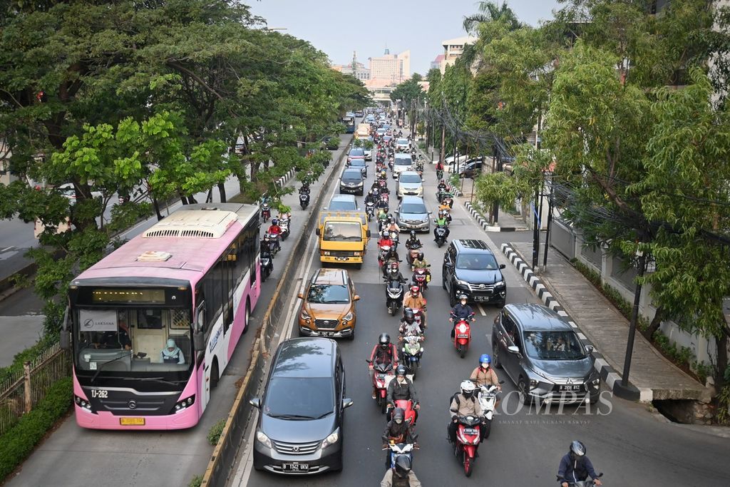 Kondisi lalu lintas di Jalan Daan Mogot, Jakarta Barat, Selasa (26/7/2022) sore. Lalu lintas yang mengarah ke Tangerang, Banten, itu tampak padat.
