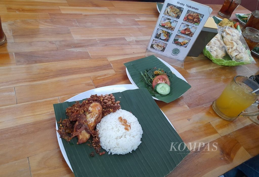 Kuliner halal di Bali tersedia di tempat-tempat makan yang sudah disertifikasi halal. Makanan khas Bali juga tersedia sebagai makanan halal, misalnya ayam betutu di rumah makan Ayam Betutu Ibu Nia di Kota Denpasar, Selasa (26/12/2023).