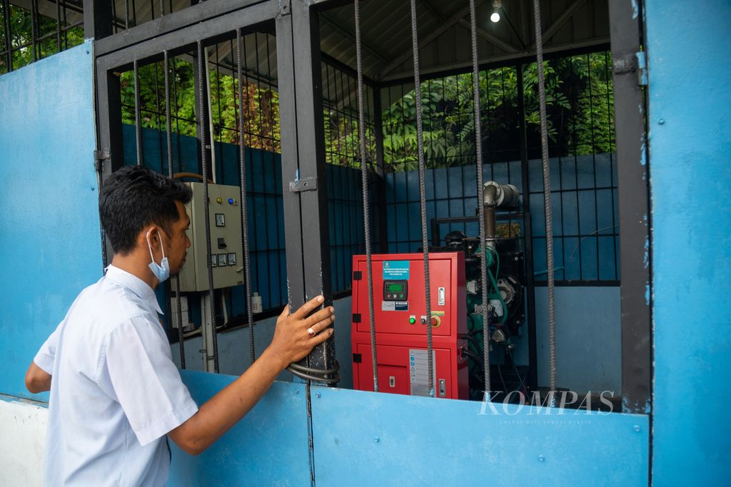 Warga keturunan suku Laut, Ahad (34), menunjukkan mesin diesel yang digunakan untuk mengalirkan listrik di Pulau Bertam, Kelurahan Kasu, Kecamatan Belakang Padang, Batam, Kepulauan Riau, Selasa (7/6/2022).