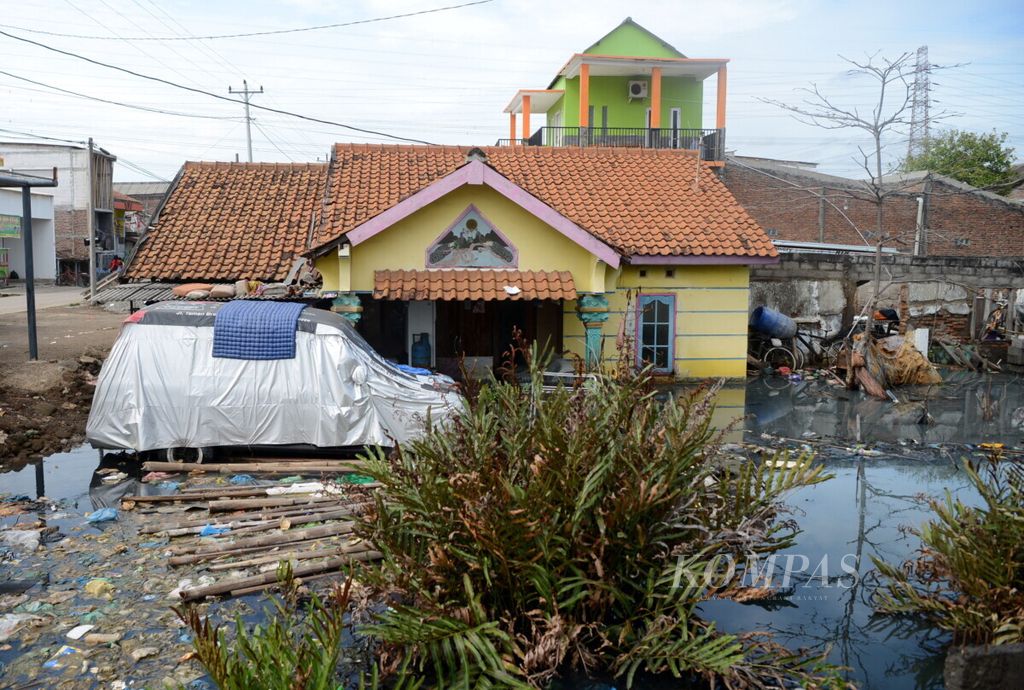 Sebuah rumah yang ditinggalkan pemiliknya karena selalu terendam pasang air laut di Kampung Tambaklorok, Kota Semarang, Jawa Tengah, Rabu (3/6/2020). Dalam beberapa waktu mereka harus meninggikan lantai atau merenovasi rumah agar tidak tidak tenggelam.