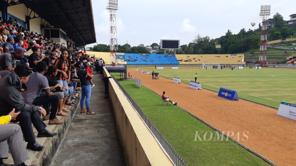 Tampak para penonton dalam pertandingan tim sepak bola Papua melawan tim Jawa Barat dalam ajang Pekan Olahraga Nasional XX di Stadion Mandala Jayapura, Senin (27/9/2021). Tim Papua menang telak dengan skor 5-1 atas Jawa Barat.
