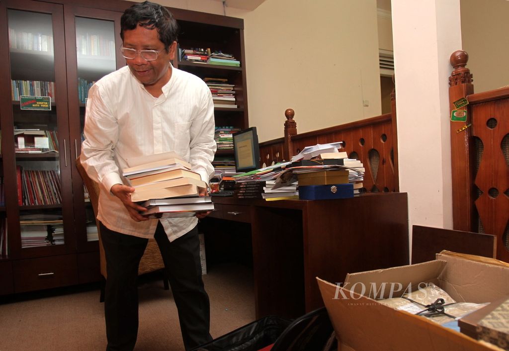 Ketua Mahkamah Konstitusi (MK) Mahfud MD mengemasi koleksi buku di rumah dinasnya di Jalan Widya Chandra, Jakarta, Jumat (29/3/13). Jabatan ketua MK yang disandang Mahfud selama dua periode itu akan berakhir pada 1 April 2013. 