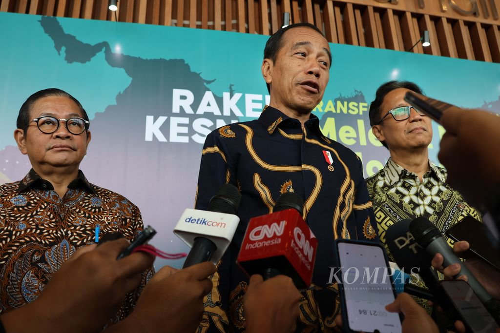 Presiden Joko Widodo memberikan keterangan kepada wartawan seusai membuka Rapat Koordinasi Kesehatan Nasional Tahun 2024 di kawasan BSD, Kabupaten Tangerang, Banten, Rabu (24/4/2024).