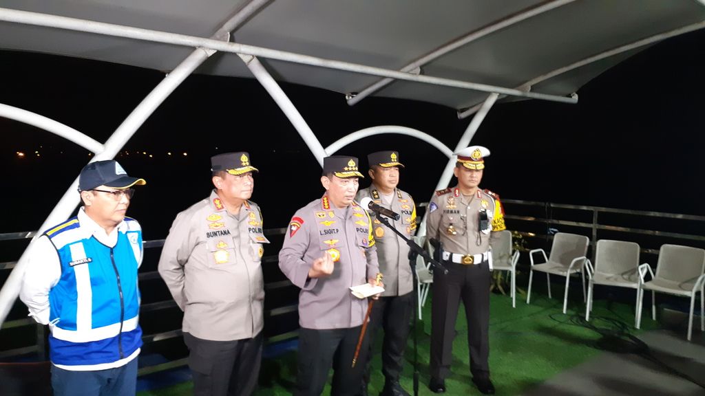 The Head of the Indonesian National Police, General Listyo Sigit Prabowo, at a press conference at the Cikampek Utama Toll Gate, Saturday (7/5/2022). The National Police Chief stated that the one-way traffic engineering would be extended.