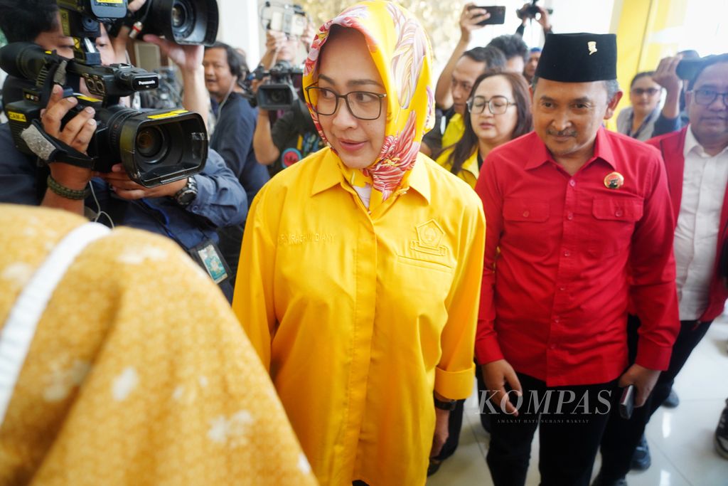 Pasangan bakal calon gubernur-wakil gubernur Banten, Airin Rachmi Diany dan Ade Sumardi, saat tiba di Kantor DPP Partai Golkar, Jakarta, untuk menerima surat rekomendasi dukungan Partai Golkar kepada mereka sebagai bakal calon gubernur dan wakil gubernur Banten pada Pilkada 2024, Selasa (27/8/2024).