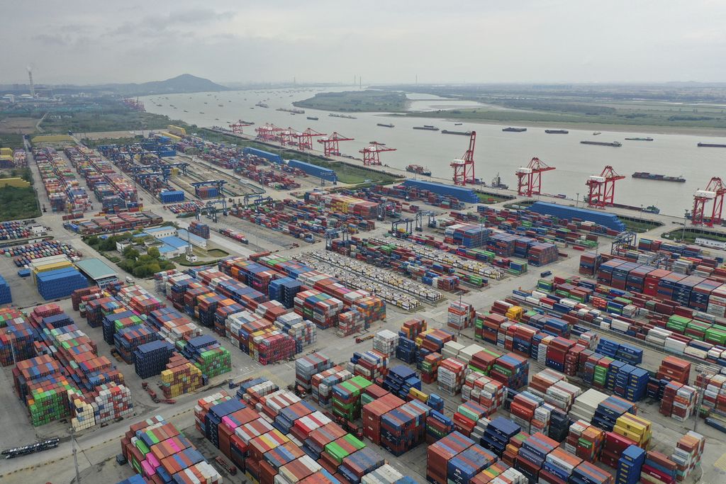 Tumpukan kontainer terlihat di sebuah pelabuhan di Nanjing, Provinsi Jiangsu, China timur, 27 Oktober 2022. 