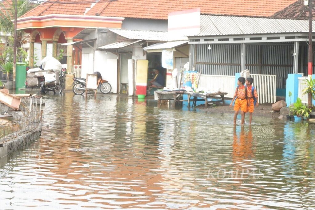 Banjir rob menggenangi jalan di Desa Banjarpanji, Sidoarjo, Jawa Timur, yang baru diuruk, Kamis (9/12/2021)