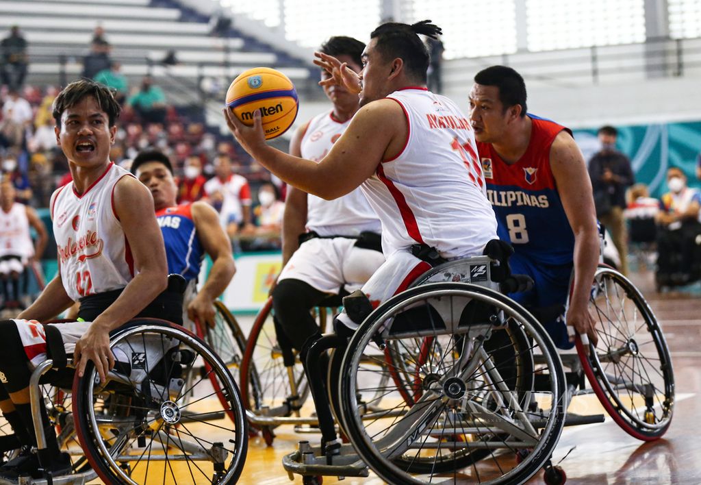 Atlet basket paralimpiade Indonesia, Kasep Ayatulloh, berusaha menghadang pemain Filipina dalam pertandingan bola basket kursi roda tiga lawan tiga putra di ASEAN Para Games 2022 di GOR Sritex Arena, Solo, Jawa Tengah, Sabtu (30/7/2022). Indonesia kalah 10-15 dari Filipina.