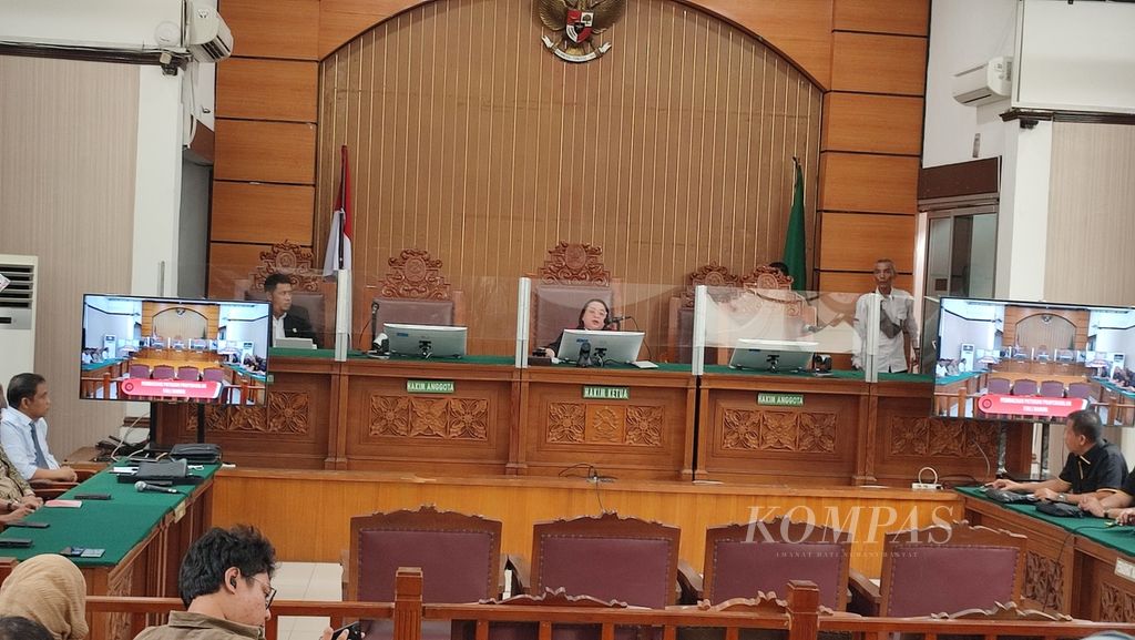 Suasana sidang pembacaan putusan terhadap permohonan praperadilan Firli Bahuri di Pengadilan Negeri Jakarta Selatan, Selasa (19/12/2023). 