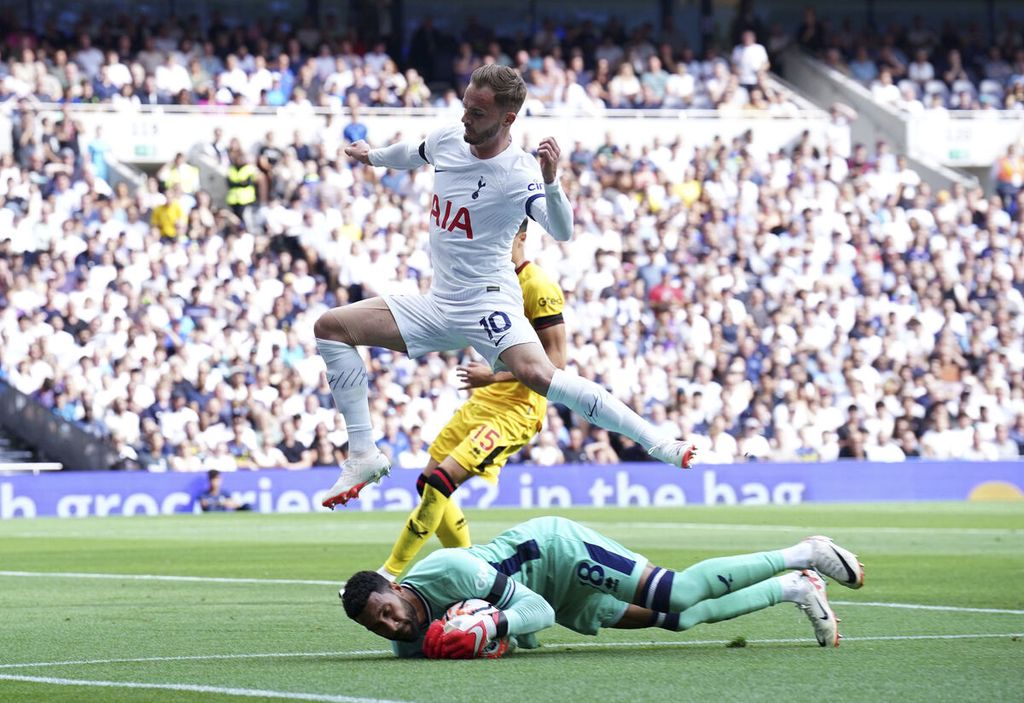 Penjaga gawang Sheffield United Wes Foderingham (bawah) melakukan penyelamatan dari serangan gelandang Tottenham Hotspur James Maddison, dalam pertandingan Liga Inggris antara Tottenham Hotspur dan Sheffield United di Stadion Tottenham Hotspur, London, Sabtu (16/9/2023).