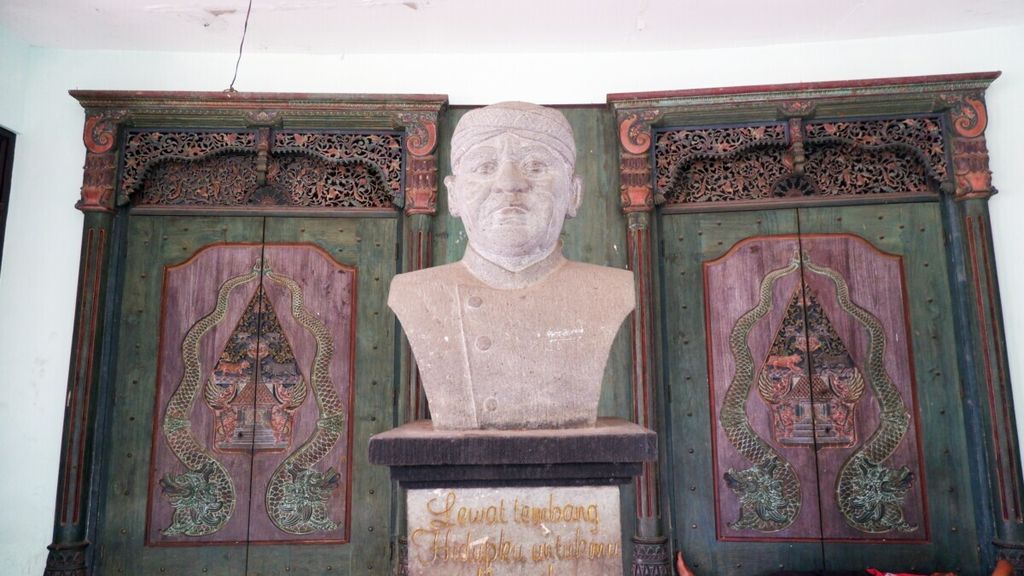 Patung Ki Narto Sabdo di Taman Budaya Raden Saleh