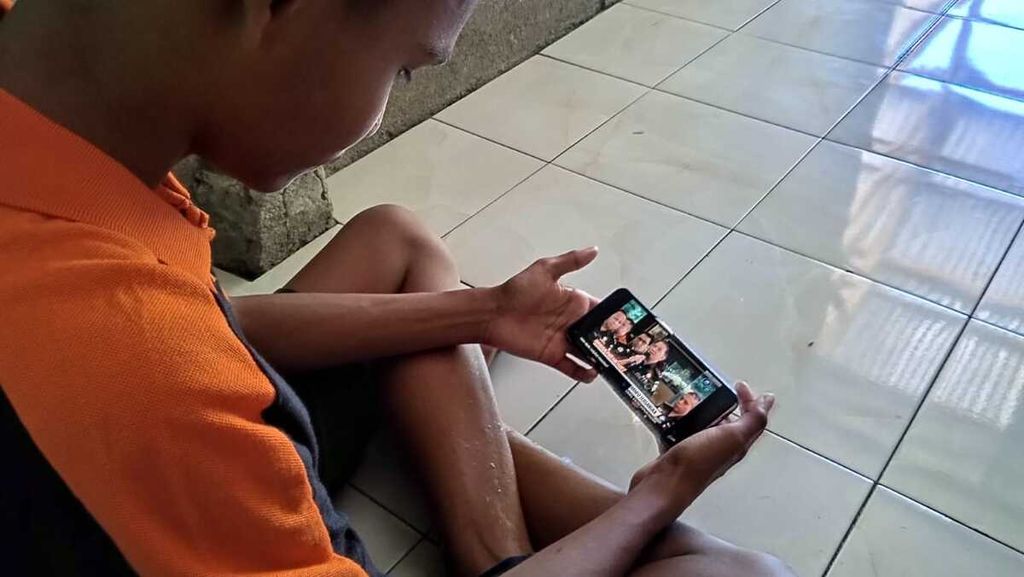 Warga Maumere, Kabupaten Sikka, Nusa Tenggara Timur, menyimak video penahanan Menteri Komunikasi dan Informatika Johnny G Plate terkait dengan kasus korupsi para Rabu (17/5/2023). 