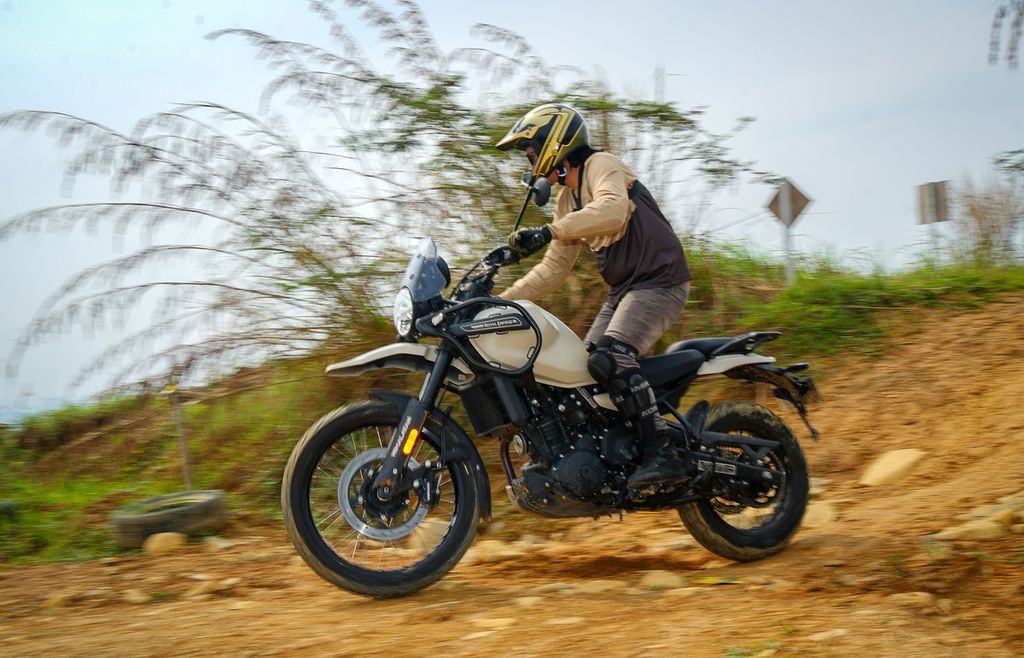 Royal Enfield All-New Himalayan 450 saat uji kendara di Desa Pelangi, Sentul, Jawa Barat, Rabu (10/7/2024). 