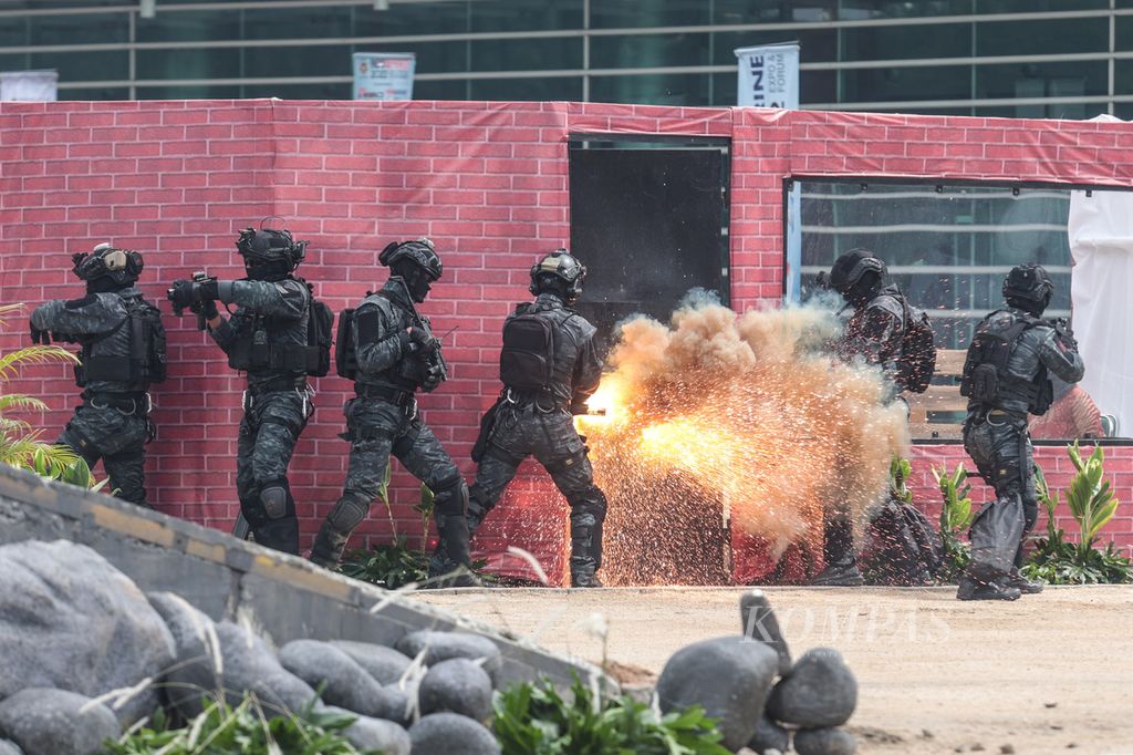 Pasukan Kopassus melakukan simulasi pembebasan sandera saat pembukaan Indo Defence 2022 di JiExpo, Kemayoran, Jakarta, Rabu (2/11/2022). 